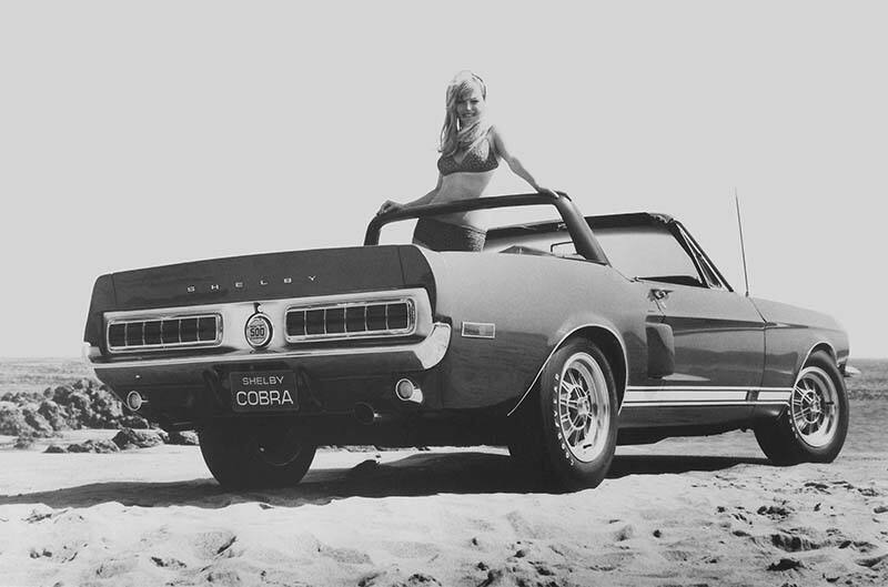 Women sitting on GT500